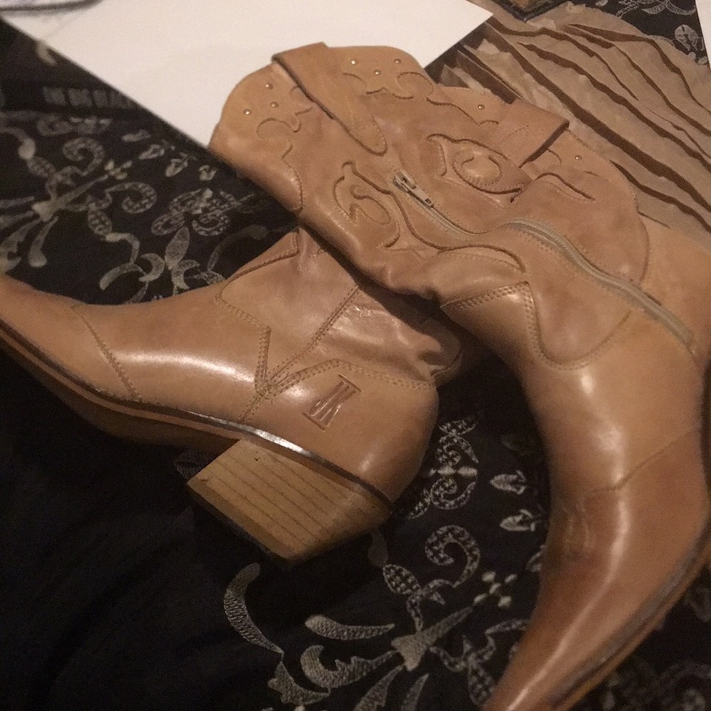 Genuine leather cowboy boots made in Brazil